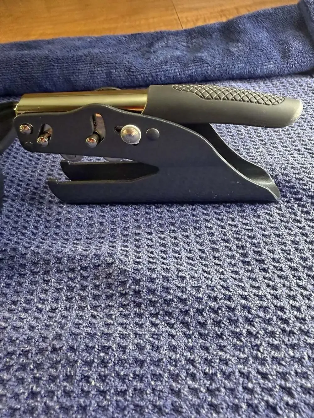 Shiny Model-EM Handheld Embosser Seal Press with Plastic Carrying Case